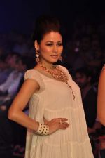 Model walks the ramp for Saboo Fine Jewels Show at IIJW Day 4 on 22nd Aug 2012 (76).JPG